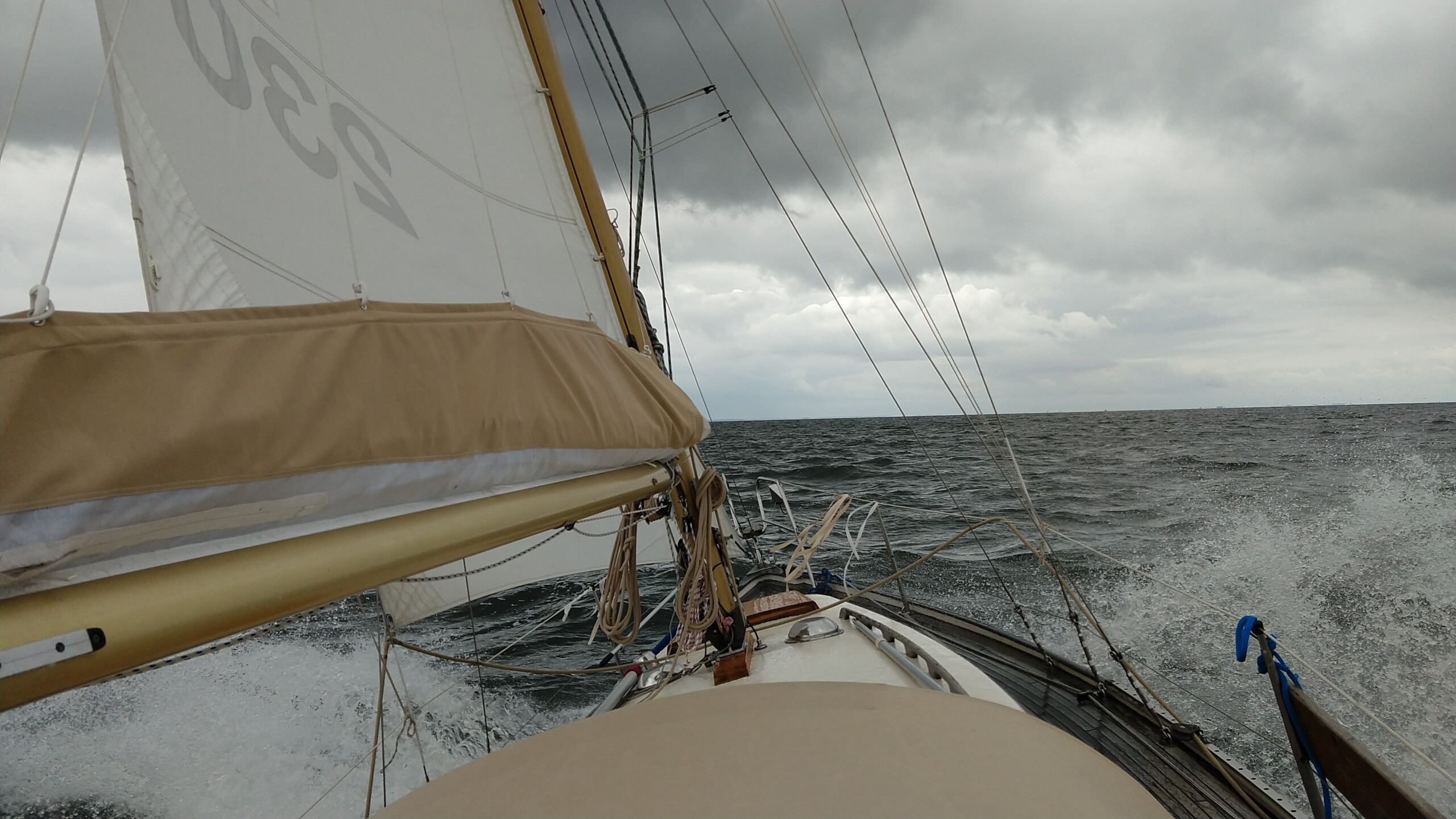Die Aliento auf dem Greifswalder Bodden auf dem Weg von Seedorf nach Greifswald-Wieck (Sommer 2024)